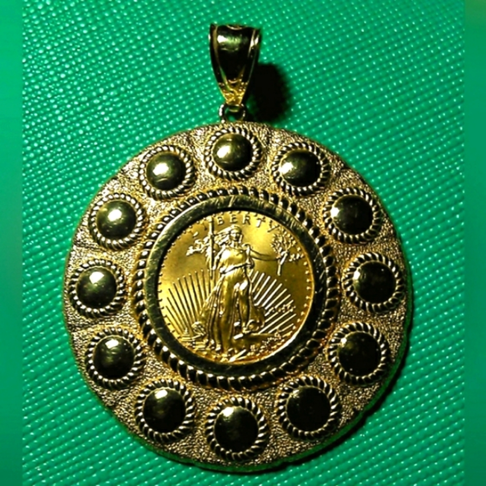 BNWT 14 KT. GOLD PENDANT 8.1 GR. & 22 KT. COIN IN CENTER UNIQUE LARGE GORGEOUS.